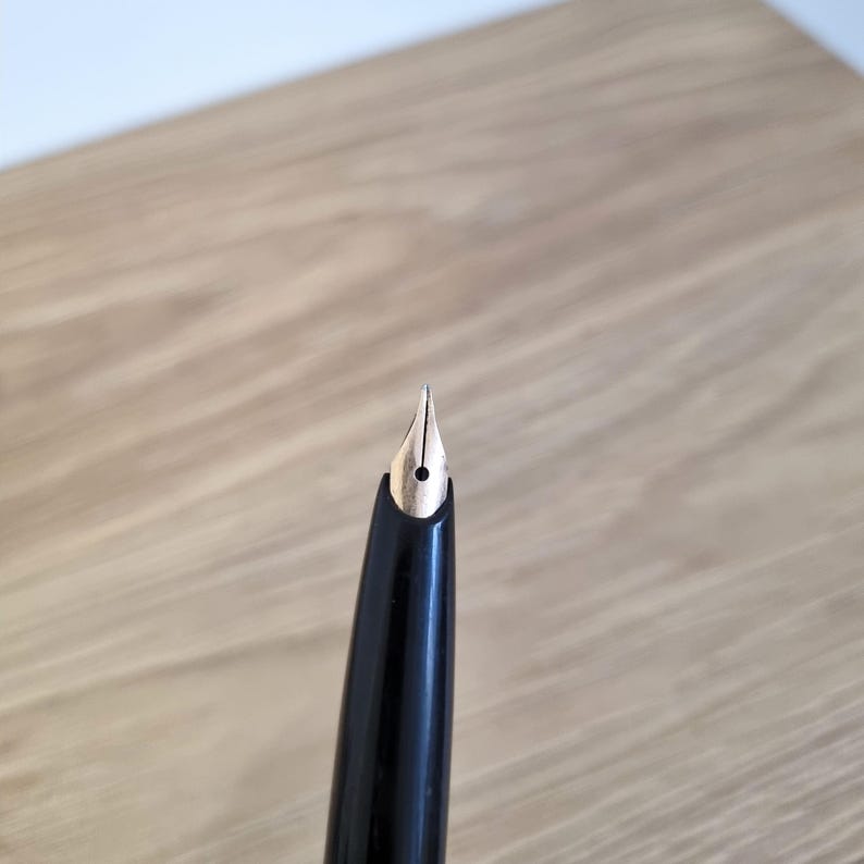 Może przedstawiać: Zestaw trzech ceramicznych kubk&oacute;w z nakrapianą, kremową glazurą. Każdy kubek ma inny ręcznie malowany wz&oacute;r: zielony liść, niebieski kwiat i ż&oacute;łte słońce. Kubki mają prosty, nowoczesny design.