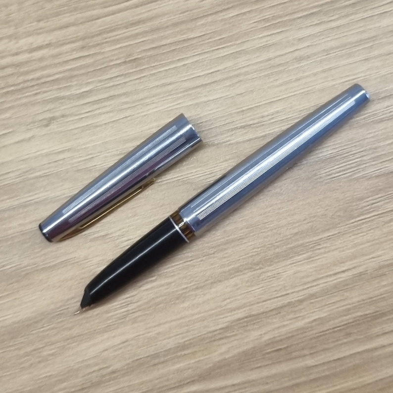 Puede incluir: Un juego de tres tazas de cer&aacute;mica con un acabado mate moteado. Cada taza presenta un color diferente: azul claro, crema y gris. Las tazas tienen un dise&ntilde;o simple y moderno y un asa c&oacute;moda.