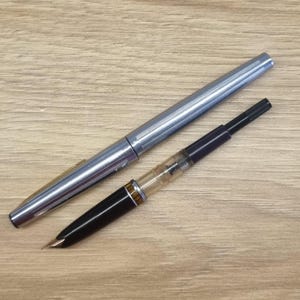 Puede incluir: Un juego de tres tazas de cer&aacute;mica con un acabado mate moteado. Las tazas son en tonos crema, gris claro y gris oscuro. Cada taza tiene un dise&ntilde;o simple y minimalista y un asa redondeada.