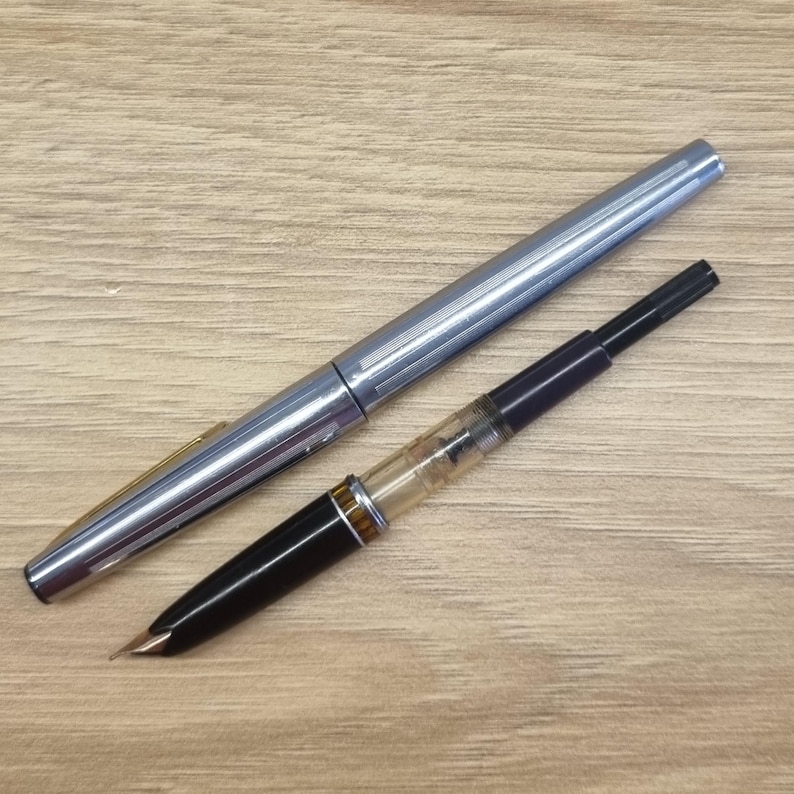 Puede incluir: Un juego de tres tazas de cer&aacute;mica con un acabado mate moteado. Las tazas son en tonos crema, gris claro y gris oscuro. Cada taza tiene un dise&ntilde;o simple y minimalista y un asa redondeada.