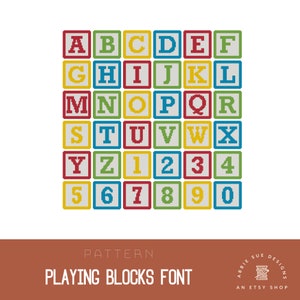 Puede incluir: Un patrón de fuente de alfabeto y números coloridos para punto de cruz o bordado. Las letras y los números están dispuestos en una cuadrícula, con cada letra o número en un bloque separado. Los bloques son de varios colores, incluidos rojo, amarillo, verde y azul.