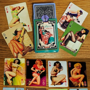 Jeu de cartes PIN UP GIRLS (Poker Deck 54 cartes toutes différentes) magazine vintage, Sexy Girls, Peter Driben et autres / étui rétro