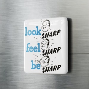 Puede incluir: Imán cuadrado blanco con una ilustración en blanco y negro de la cara de un hombre y el texto "look sharp, feel sharp, be sharp".