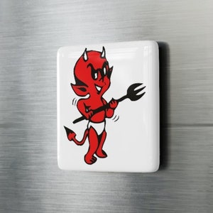 Porcelanowy magnes w kształcie kwadratu z tatuażem Lil' Devil w stylu retro / Szatan z widłami na Twojej lodówce!
