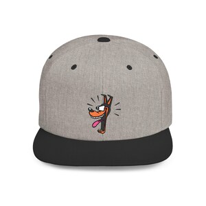 Gorra plana con visera ajustable, bordada con dibujos animados de ojos de perro y lengua afuera.