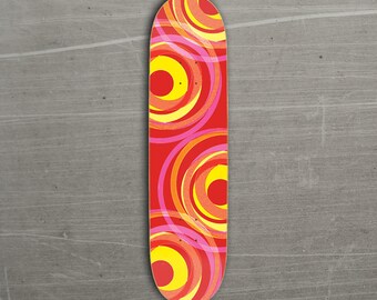 Det är det rödrosa och gula virvelskateboarddecket