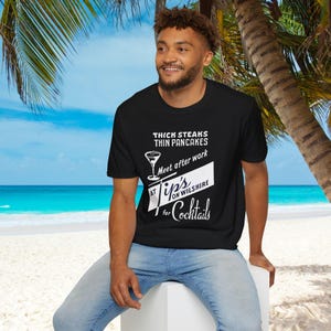 レトロMCMカクテルのヒントTシャツ、ミッドセンチュリーモダントロピカルTシャツ、ヴィンテージバーバケーションシャツ、ユニセックスソフトスタイルTシャツ、カクテルラバー