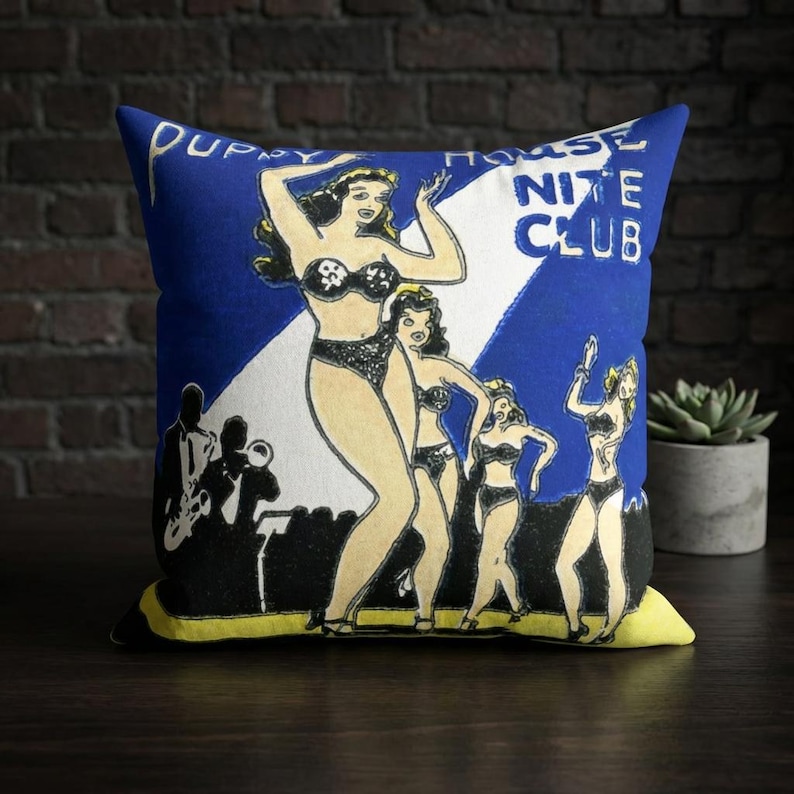 Pode incluir: Almofada decorativa azul com uma ilustra&ccedil;&atilde;o vintage de uma cena de boate. A almofada apresenta um design retr&ocirc; com figuras dan&ccedil;ando, uma silhueta de banda e o texto "DUPPY HOUSE NITE CLUB". A almofada tem uma borda amarela.