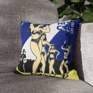 Pode incluir: Almofada quadrada com uma ilustra&ccedil;&atilde;o retro de mulheres em trajes de banho. O fundo azul apresenta a inscri&ccedil;&atilde;o "NITE CLUB". As mulheres s&atilde;o representadas a preto e branco, com uma borda amarela, em estilo vintage.