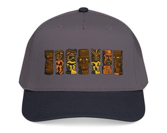 Può includere: Un cappellino da baseball grigio con visiera blu navy e bottone nero. Il cappellino presenta sette colorati disegni di totem tiki nei toni del marrone, arancione e giallo.