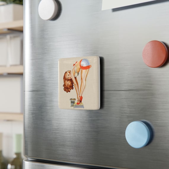 Retro 1950s Pin-Up on Scale Porcelain Magnet, Square | Mid Century