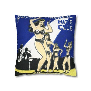 Pode incluir: Almofada quadrada com uma ilustra&ccedil;&atilde;o vintage de uma cena de boate. O design apresenta mulheres em trajes de banho, uma banda e o texto "Poppy House Nite Club" em um esquema de cores azul e branco.