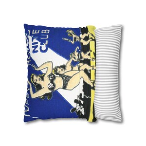Pode incluir: Uma almofada decorativa com uma ilustra&ccedil;&atilde;o em estilo vintage de mulheres em trajes de banho, com o texto "Poppy House Nite Club" em um fundo azul e branco. A almofada tem uma lateral listrada cinza e branca.