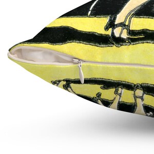 Pode incluir: Uma almofada decorativa com um design art d&eacute;co amarelo e preto. A almofada apresenta um fecho de correr e um interior branco. A obra de arte retrata uma imagem estilizada das pernas e p&eacute;s de uma pessoa em preto e branco.