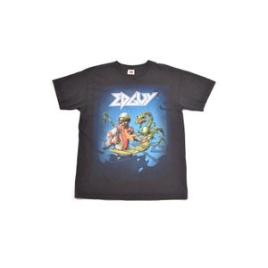Op de afbeelding: Een zwart T-shirt met een grafische print van een man in een futuristische outfit met een schorpioen. De tekst "EDGUY" is in wit op het shirt gedrukt.