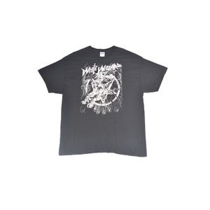 Może przedstawiać: Szary t-shirt z białym nadrukiem graficznym z logo zespołu. Logo zawiera tekst "White Wizard" i pentagram z czaszką w środku.
