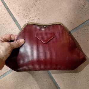 Vintage-Handgelenktasche aus burgunderfarbenem geprägtem Leder aus den 1940er/50er Jahren, antike zeremonielle Clutch, Vintage-Hochzeits-Clutch.