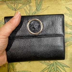 Vintage Versace-Geldbörse aus schwarzem Leder, Unisex-Modell.