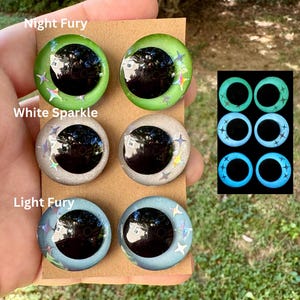 Può includere: Sei occhi di bambola rotondi e iridescenti in tre colori: Night Fury, White Sparkle e Light Fury. Ogni occhio ha un centro nero e decorazioni a forma di stella. Una piccola immagine mostra anelli oculari luminosi.