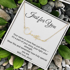 Aangepaste naamketting – 18 kt goud of verzilverd | Gepersonaliseerde sieraden cadeau voor haar | Betekenisvolle naamketting met gratis gepersonaliseerde kaart