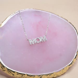 Collar "Mamá" de plata esterlina • Regalo personalizado para mamá • Joyería de plata 925 • Regalo para el Día de la Madre • Colgante con letra brillante
