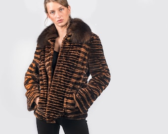 Chaqueta de piel de visón con cuello de zorro: elegante abrigo de invierno, hecho a mano en Grecia.