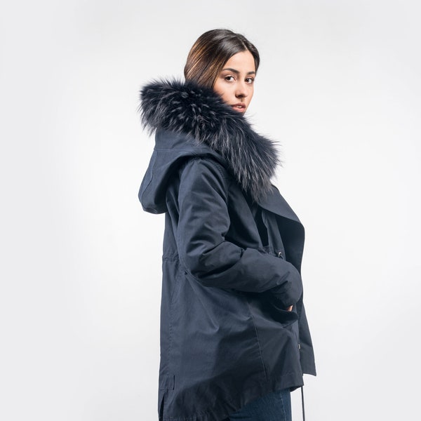 Parka forrada com vison azul escuro: Jaqueta de inverno com acabamento em guaxinim Finn