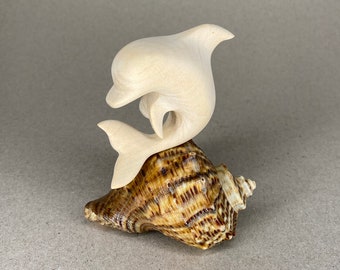 Dauphin sur une coquille blanc, figurine de dauphin en bois