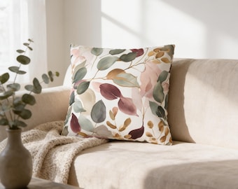 Funda de cojín con diseño floral abstracto, color malva, rosa ruborizado, verde salvia, beige y blanco, con detalles botánicos de acuarela, ideal para sala de estar y dormitorio.