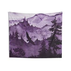 Könnte beinhalten: Lilafarbene Aquarellmalerei einer Bergkette mit einer Silhouette von Bäumen und einem Vogel, der am Himmel fliegt.