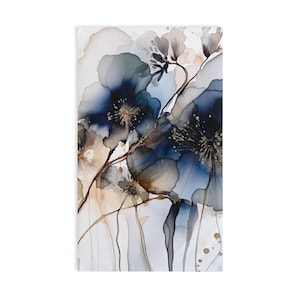 K&ouml;nnte beinhalten: Rechteckiger Kunstdruck mit einem abstrakten Blumendesign. Das Kunstwerk zeigt blaue, graue und goldene Aquarellblumen mit zarten Stielen und Bl&uuml;tenbl&auml;ttern. Der Hintergrund ist ein weiches Wei&szlig;, das eine ruhige und elegante &Auml;sthetik schafft.