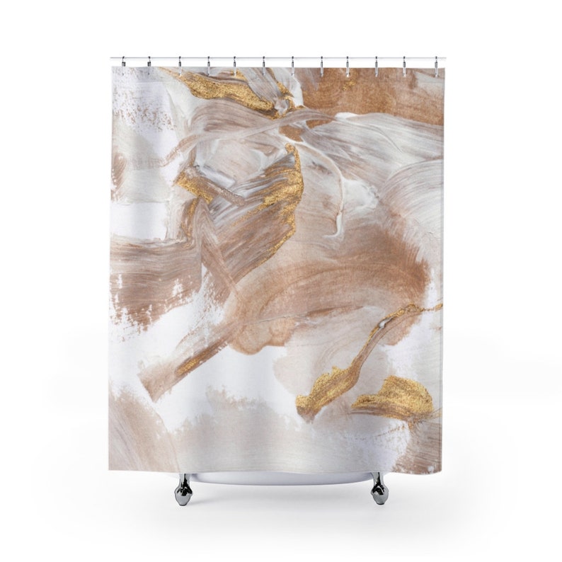 Puede incluir: Cortina de ducha abstracta con fondo blanco y salpicaduras de pintura marr&oacute;n y dorada.