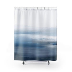 Abstract boho douchegordijn, marineblauw stoffen douchegordijn, blauwe oceaanzee, witte ombre aquarel moderne kunst, decor appartement badkamer