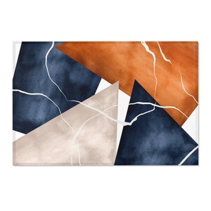 Puede incluir: Diseño geométrico abstracto con efecto acuarela en tonos azules, naranjas y beige. El diseño presenta triángulos superpuestos con líneas de craquelado blancas.