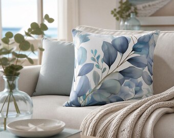 Kissenbezug mit Blumenmuster | Aquarellfarbene Eukalyptusblätter in Türkis, Hellblau und Weiß