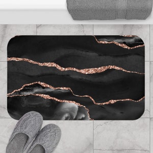 moderne badmat en vloerkleed, zwarte ombre, gedempt roségoudbeige agaatkwarts, marmeren luxe in badkamerdecor met aquarelprint
