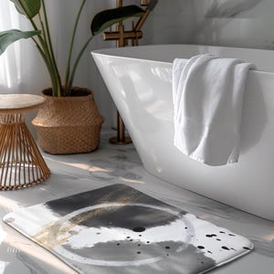 Abstract badkleed, keuken, binnenmat, zwart grijs wit gedempt goudbeige, kunstzinnig badkamertapijt, modern minimalistisch huis, appartementdecor