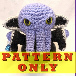 Pode incluir: Um polvo de crochê cor lavanda com olhos grandes amarelos e detalhes em preto e cinza. O polvo tem uma aparência detalhada e texturizada. A imagem inclui o texto "PATTERN ONLY" em letras laranja sobre um fundo amarelo.