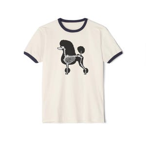 Può includere: Una maglietta bianca con un bordino blu navy. La maglietta presenta una grafica in bianco e nero di uno scheletro di barboncino.