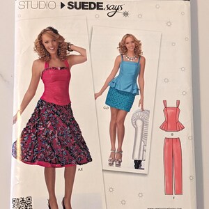Könnte beinhalten: Ein New Look Schnittmuster mit Modeillustrationen. Das Muster zeigt ein pinkfarbenes Oberteil und einen Blumenrock, ein blaues Oberteil und einen Paillettenrock sowie ein pinkfarbenes Oberteil mit passender Hose. Größe FR 32-44.
