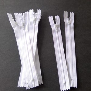 Puede incluir: Un paquete de diez cierres de cremallera blancos, cada uno mide aproximadamente 45 cm de largo. También se incluyen dos cremalleras blancas adicionales, cada una mide aproximadamente 30 cm de largo.