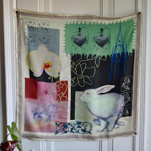 Pañuelo de satén ilustrado con collage de conejos