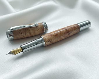 Natuurlijke weelde: met de hand gedraaide wortelnotenhouten vulpen