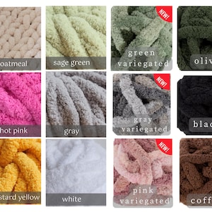 Puede incluir: Una colecci&oacute;n de lana de punto grueso en varios colores, incluyendo avena, verde salvia, rosa intenso, gris, amarillo mostaza, blanco y caf&eacute;. Cada color est&aacute; etiquetado. Algunos colores tienen una etiqueta "&iexcl;NUEVO!"