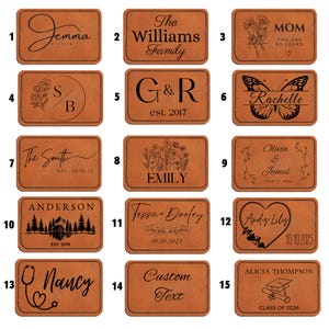 Puede incluir: Una colecci&oacute;n de quince parches rectangulares de cuero marr&oacute;n con varios dise&ntilde;os y textos grabados. Los dise&ntilde;os incluyen nombres, iniciales, fechas y gr&aacute;ficos como flores, una mariposa y un estetoscopio. Los parches son para personalizaci&oacute;n.