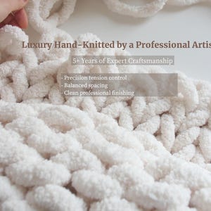 Puede incluir: Primer plano de una manta de punto grueso, de color crema. La imagen incluye el texto "Luxury Hand-Knitted by a Professional Artisan" y "5+ Years of Expert Craftsmanship". Texto adicional destaca el control de tensi&oacute;n preciso, espaciado equilibrado y acabado limpio.