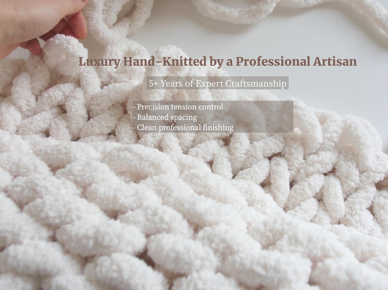 Puede incluir: Primer plano de una manta de punto grueso, de color crema. La imagen incluye el texto "Luxury Hand-Knitted by a Professional Artisan" y "5+ Years of Expert Craftsmanship". Texto adicional destaca el control de tensi&oacute;n preciso, espaciado equilibrado y acabado limpio.