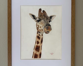 Ritratto realistico di giraffa da appendere al muro (download digitale) – Disegno a matita colorata