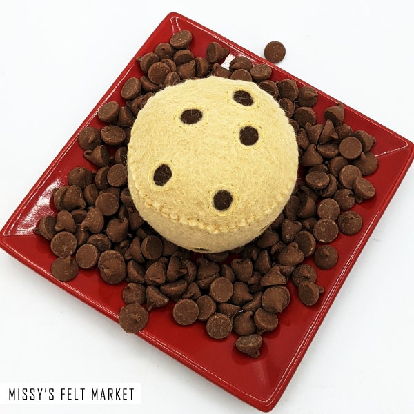 Chocolate Chip Muffin for Pretend Play - Full Sized Pasty Handmade from Wool Blended Felt - Cupcake Pan and 6 Muffins Gift Set