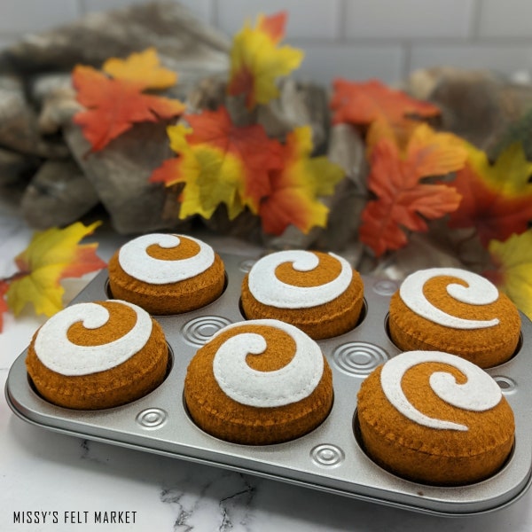 Muffins en feutre à la citrouille et aux épices pour faire semblant - Gâteries de grande taille pour les cafés et les boulangeries - Gâteries d'automne pour Halloween et Thanksgiving